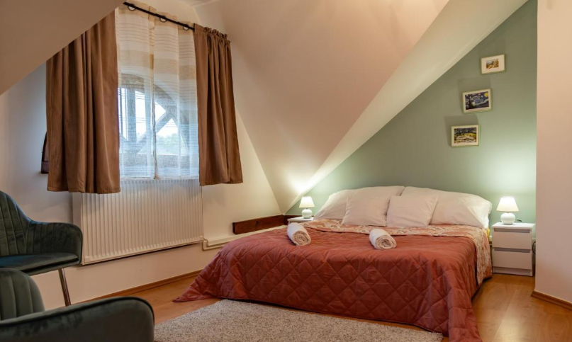 Balatonszéplak-Ezüstpart kerületében található penthouse kiadó apartman
