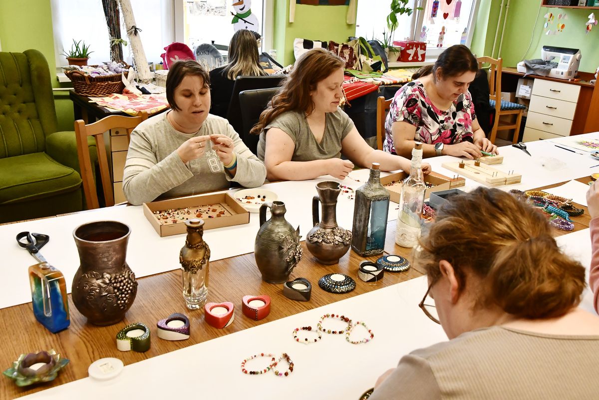 A rehabilitáció keretében örömmel alkotnak a fiatalok a műhelyben immár húsz éve.