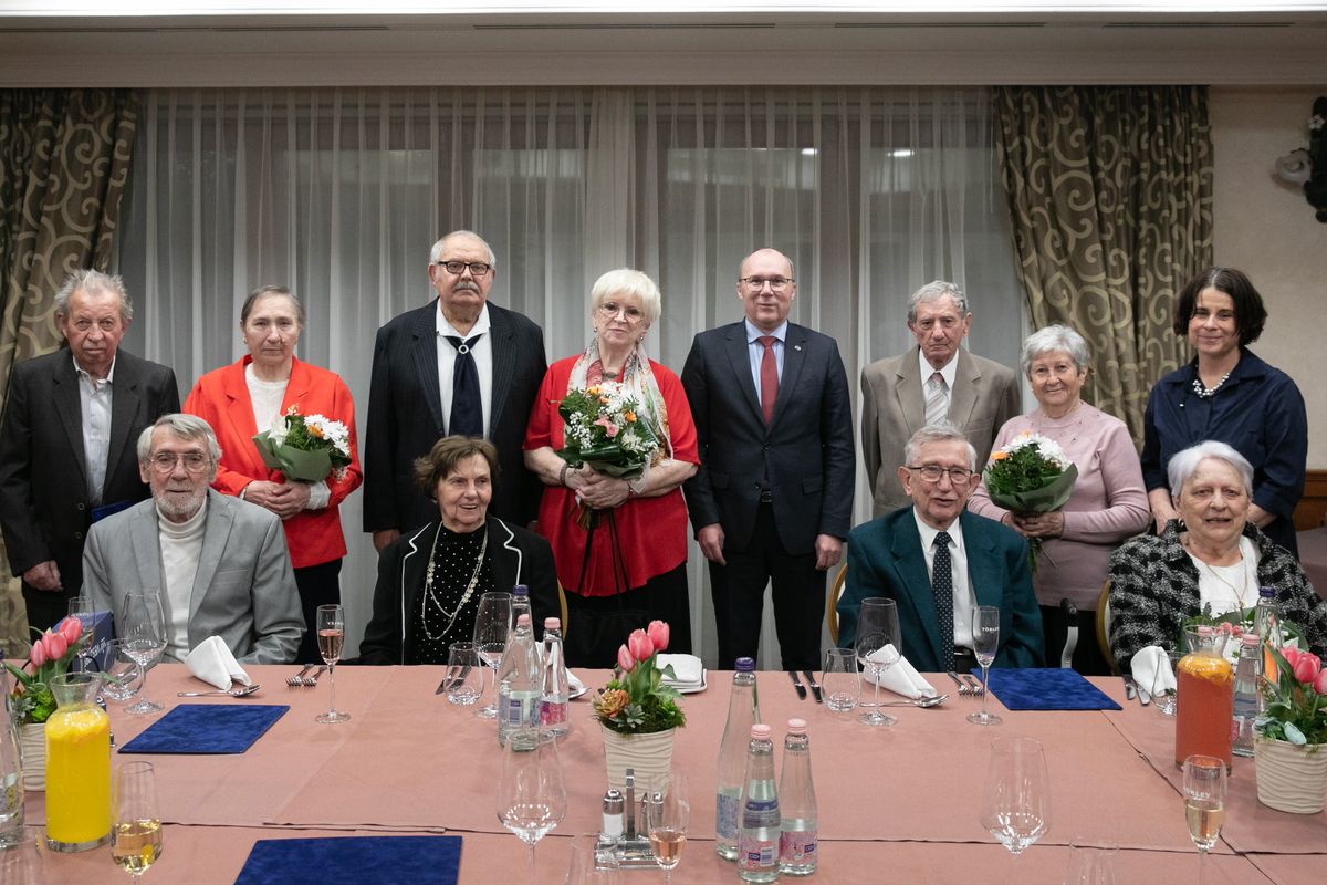 Házasság, 60 éve együtt. Állnak: Kuti László, Kuti Lászlóné, Balogh János, Balogh Jánosné, Porga Gyula, Szalai Ferenc, Szalai Ferencné, Héthelyi Réka. Ülnek: Czövek Gábor, Czövek Gáborné, Berecz János, Berecz Jánosné