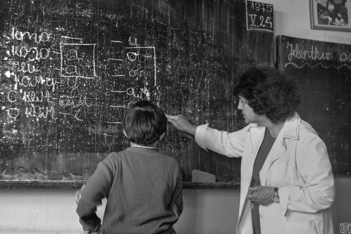 Orosz órát tart Ági néni, a Dózsa György Általános Iskola tanára