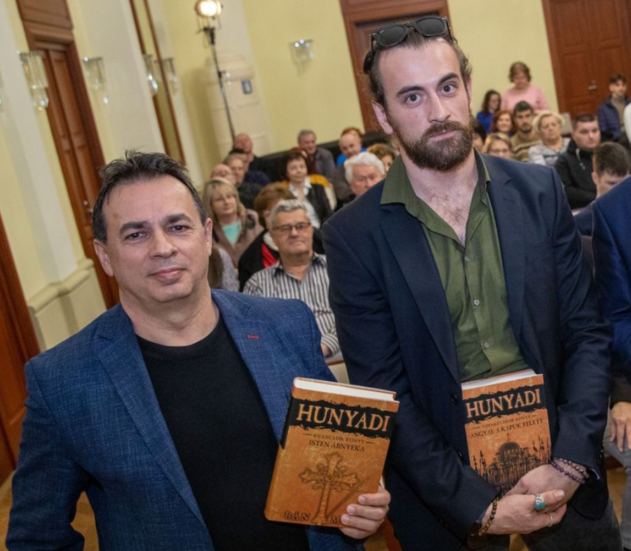 A Hunyadi-filmsorozat két „főhőse”: a regényíró Bán Mór (balra) és a címszereplő Kádár L. Gellért