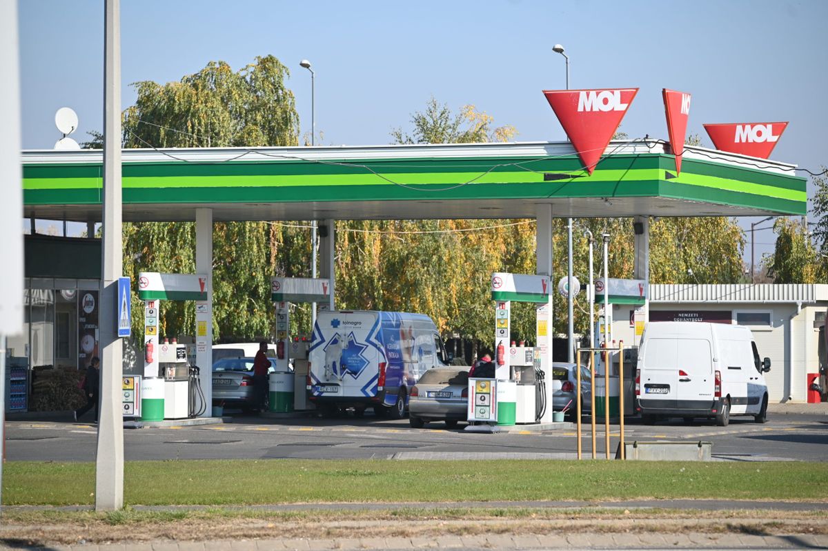 A balatonfüredi MOL töltőállomáson a jogszabályok által előírt tartályszerkezet-vizsgálatot és tisztítást végzik (A fotó illusztráció!)
