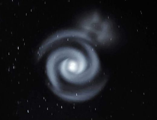 Rejtélyes spirál jelent meg az égen hétfő este Magyraország felett. Mondjuk, hogy UFO vagy valamilyen egyéb égi jelenség volt-e.