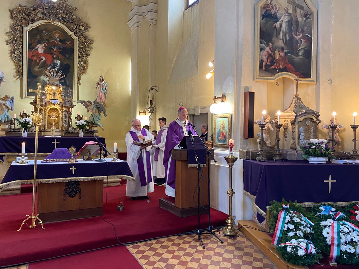 Érseki mise szólt vasárnap az olaszfalui templomban a világháború áldozataira emlékezve és a bakonyi településen éppen nyolcvan esztendeje kivégezettekért.