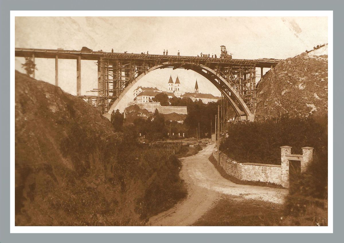 A Viadukt 1937-ben. A híd hosszú ideig a 8-as főút részeként szolgált, és az egyik legfontosabb közlekedési útvonalként kapcsolta össze a Dózsavárost a Jeruzsálemheggyel és a belvárossal