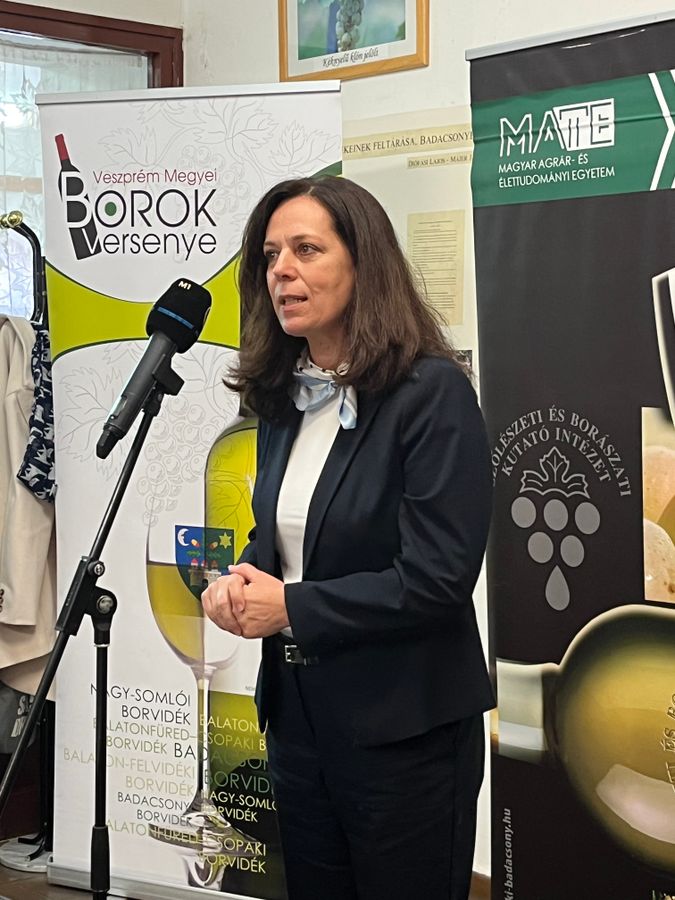 Nyitrainé Sárdy Diána arról beszélt, hogy a legújabb innovatív termékeink közé tartoznak az alkohol csökkentett, alkohol mentesített borok, a narancsbor, a vegánbor, mert mindegyiknek megvan a maga értéke, újdonsága