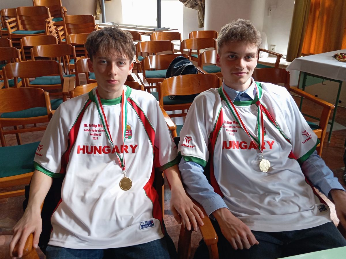 A Fülöp Márton Alapítvány által szervezett olimpiatörténeti vetélkedő országos döntőjén a tapolcai diákok szép eredményt értek el. A Batsányi János Gimnázium és Kollégium Hajrá Tapolca! néven versenyző csapata kilencedik helyet ért el. Fotó: iskola