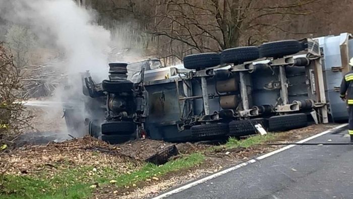 Teljes útlezárás a 82-esen, kigyulladt egy kamion vezetőfülkéje!