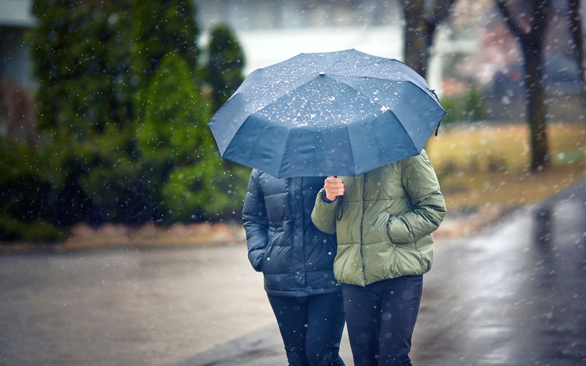 Two,Mid,Aged,Women,Walking,Under,Umbrella,During,Snowfall,In
időjárás