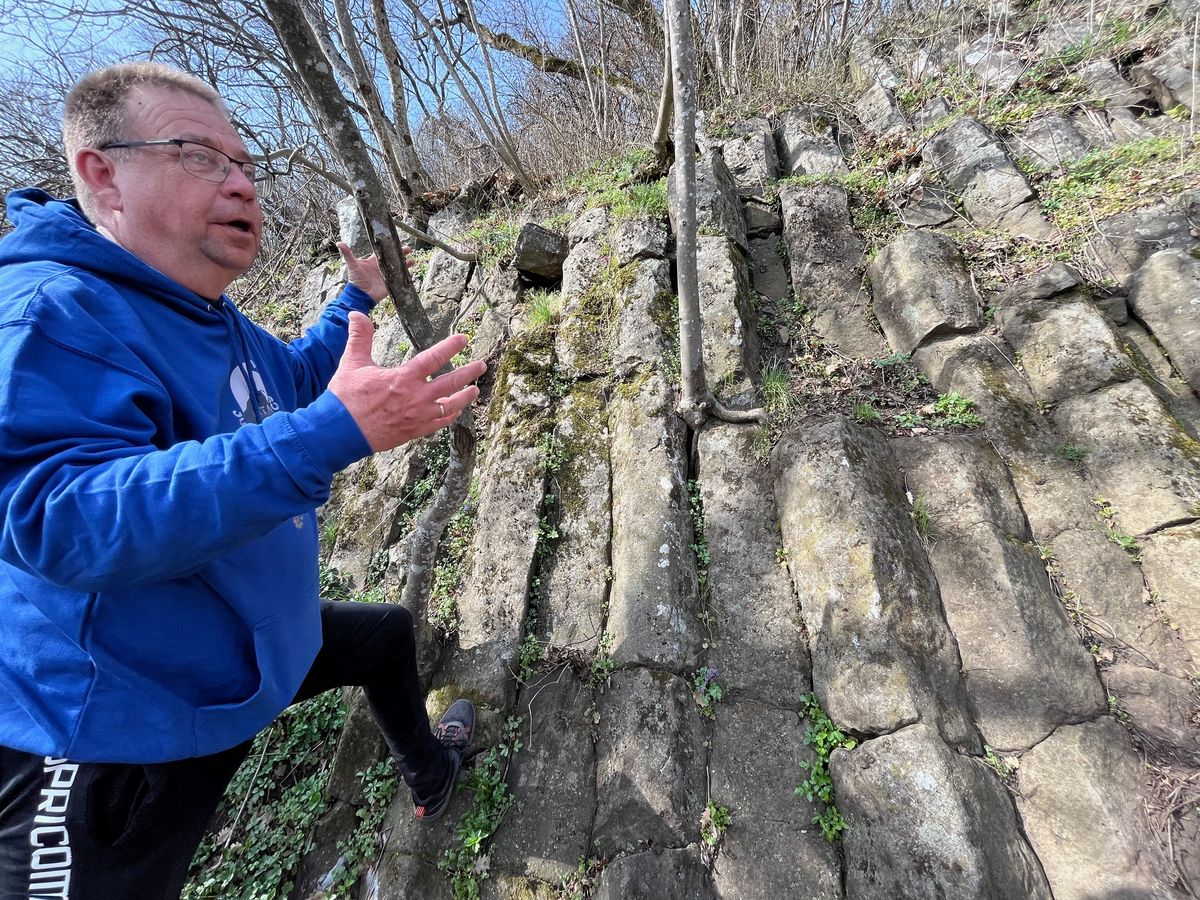 Útközben, a hegyoldalban Gábor bemutatta az érdekes geológiai különlegességet, a lávaoszlopok sorát