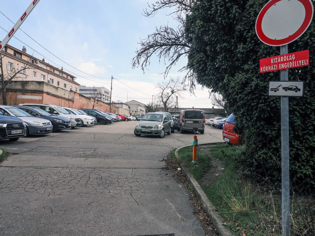 A Csolnoky Ferenc Kórház parkolási problémáinak megoldására 2,2 milliárd forintos beruházás keretében egy 174 férőhelyes parkolóház épül
