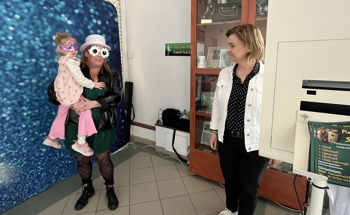 A szelfi pontnál vicces képek készültek és életre szóló üzeneteket hagyhattak a násznép tagjai az ifjú párnak