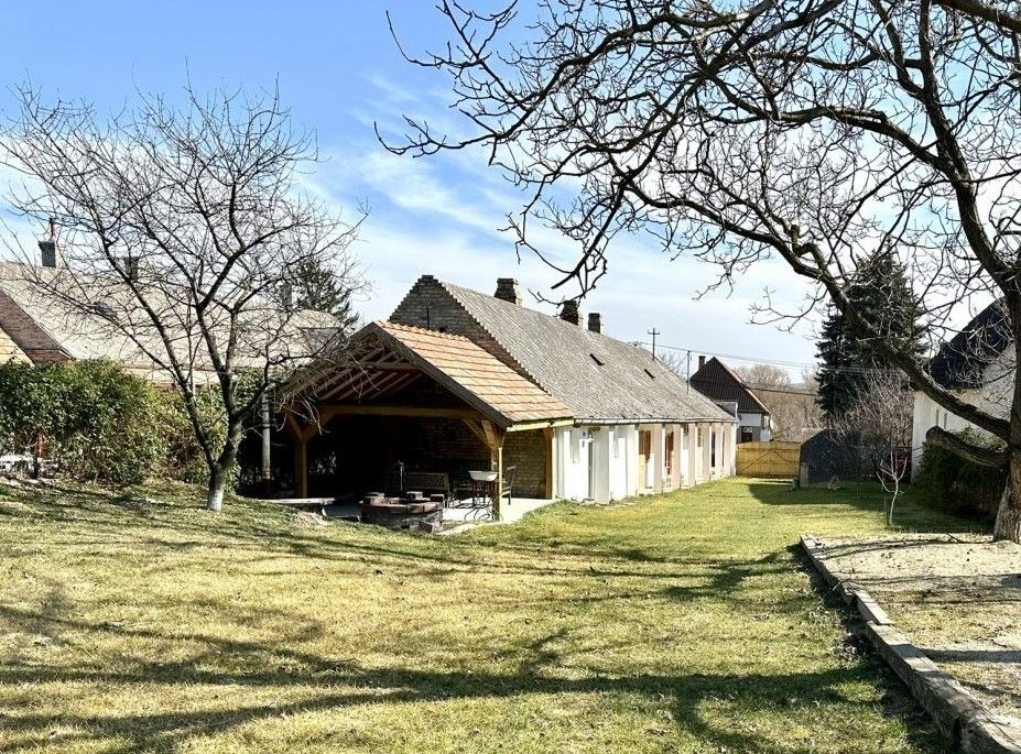 Bakonypéterden varászlatos hangulatú, tornácos parasztház eladó, vendégházként is többen beleszerettek már.