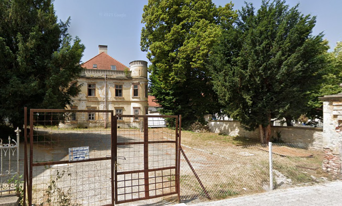 Eladó szellemkastély Veszprém belvárosában