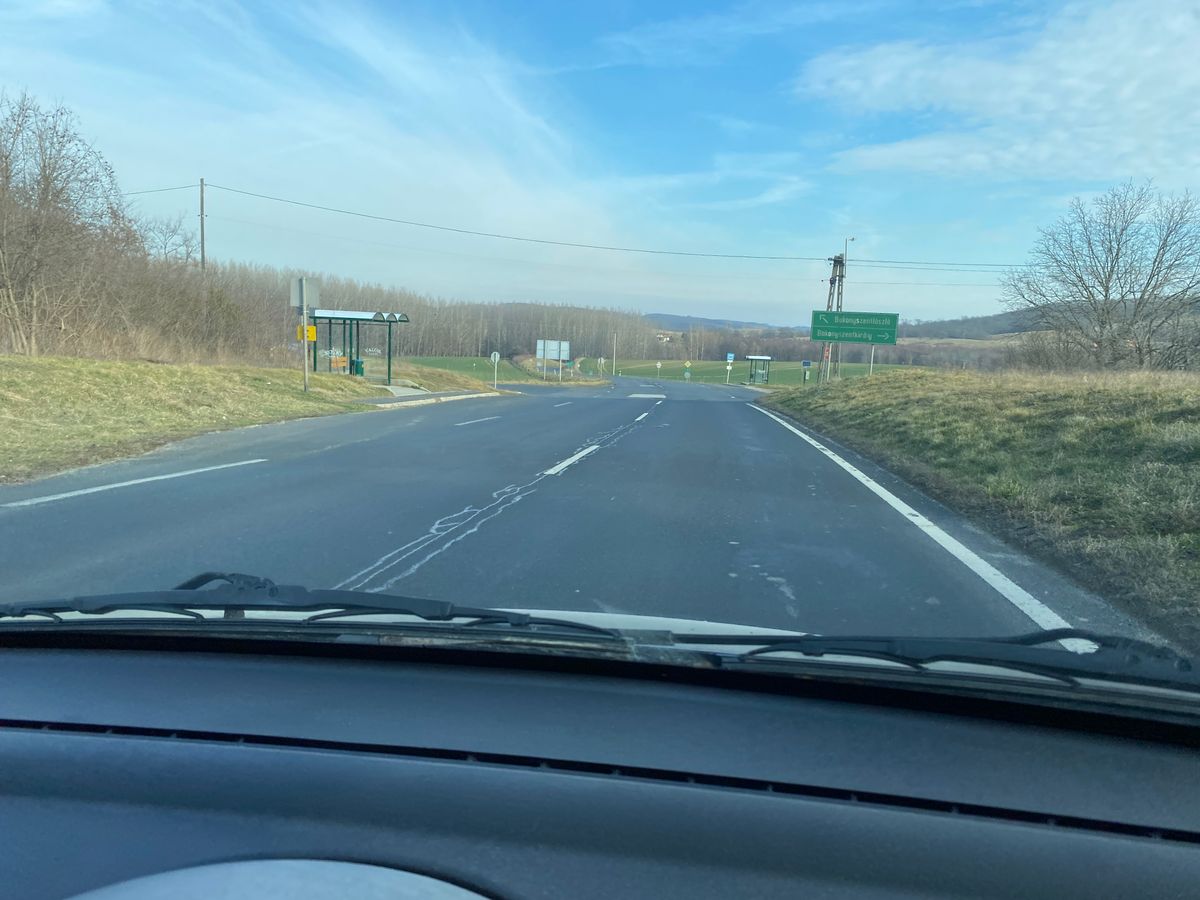 Baleset történt a 82-es főúton, Bakonyszentkirály közelében. A helyszínelés alatt teljes az útzár.