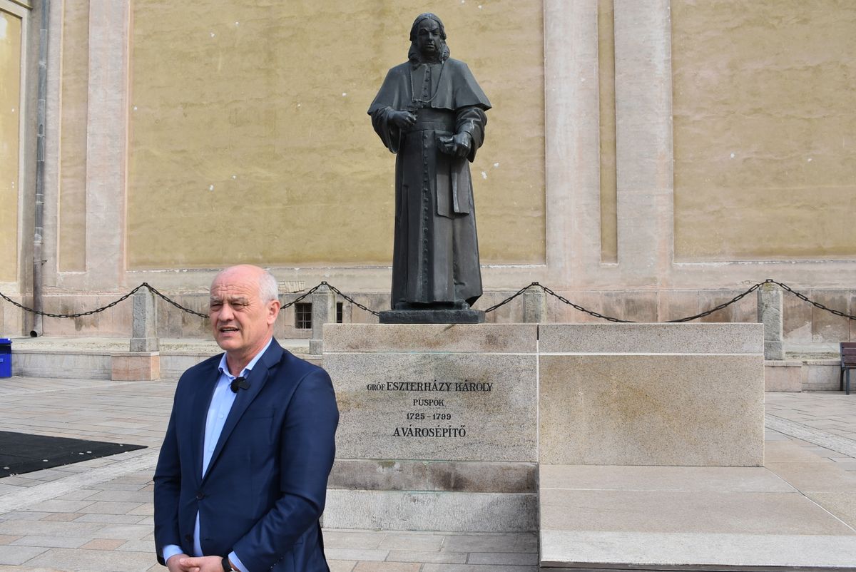 Eszterházy Károly előtt tiszteleg Pápa városa