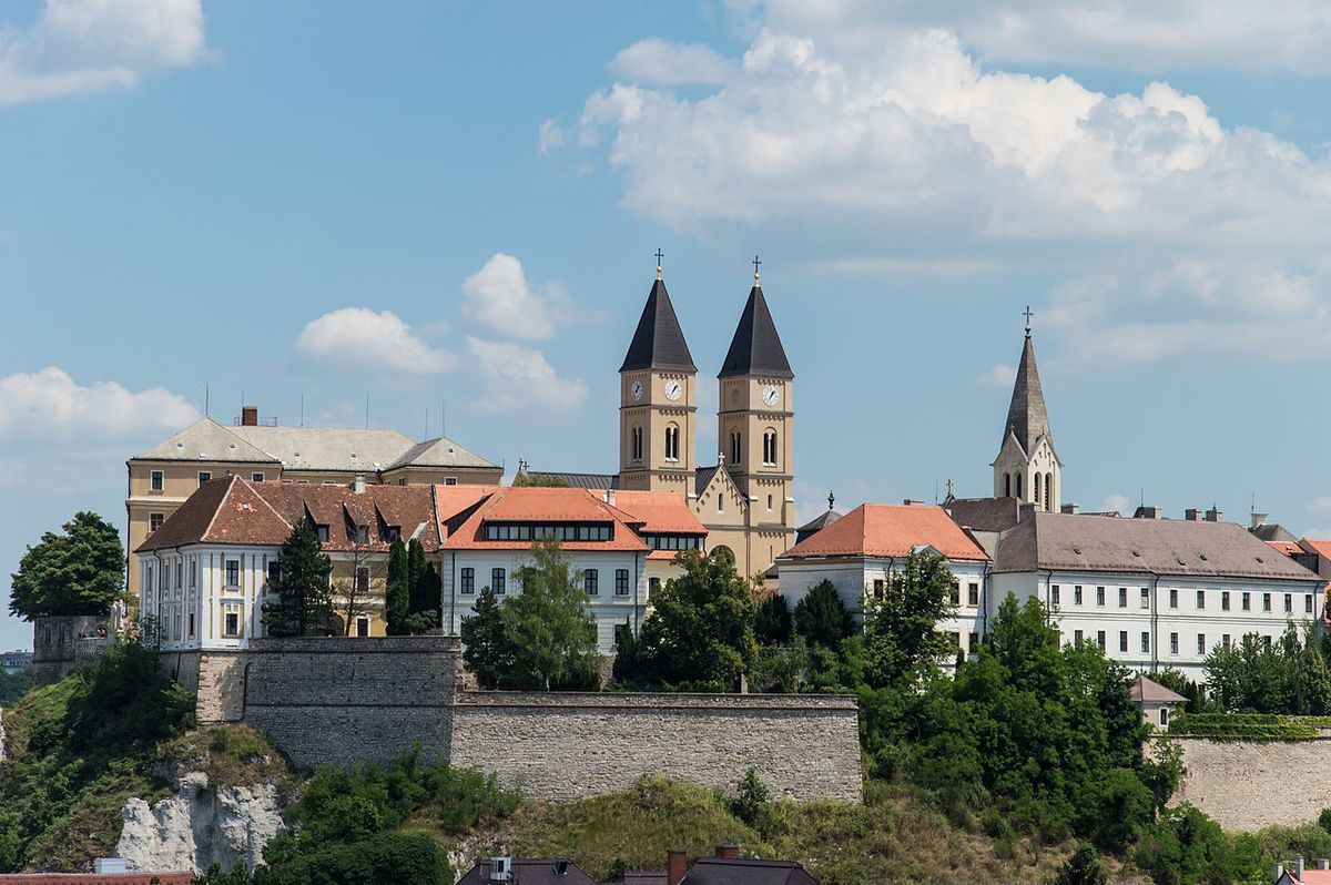 Veszprém városát gyakran emlegetik a “királynék városaként”, hiszen az Árpád-kor óta szoros kapcsolatban állt a magyar uralkodók feleségeivel