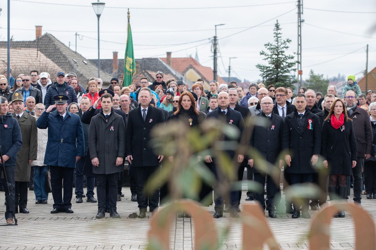A Március 15-i megemlékezésre a Dózsa téren gyűltek össze a veszprémiek
