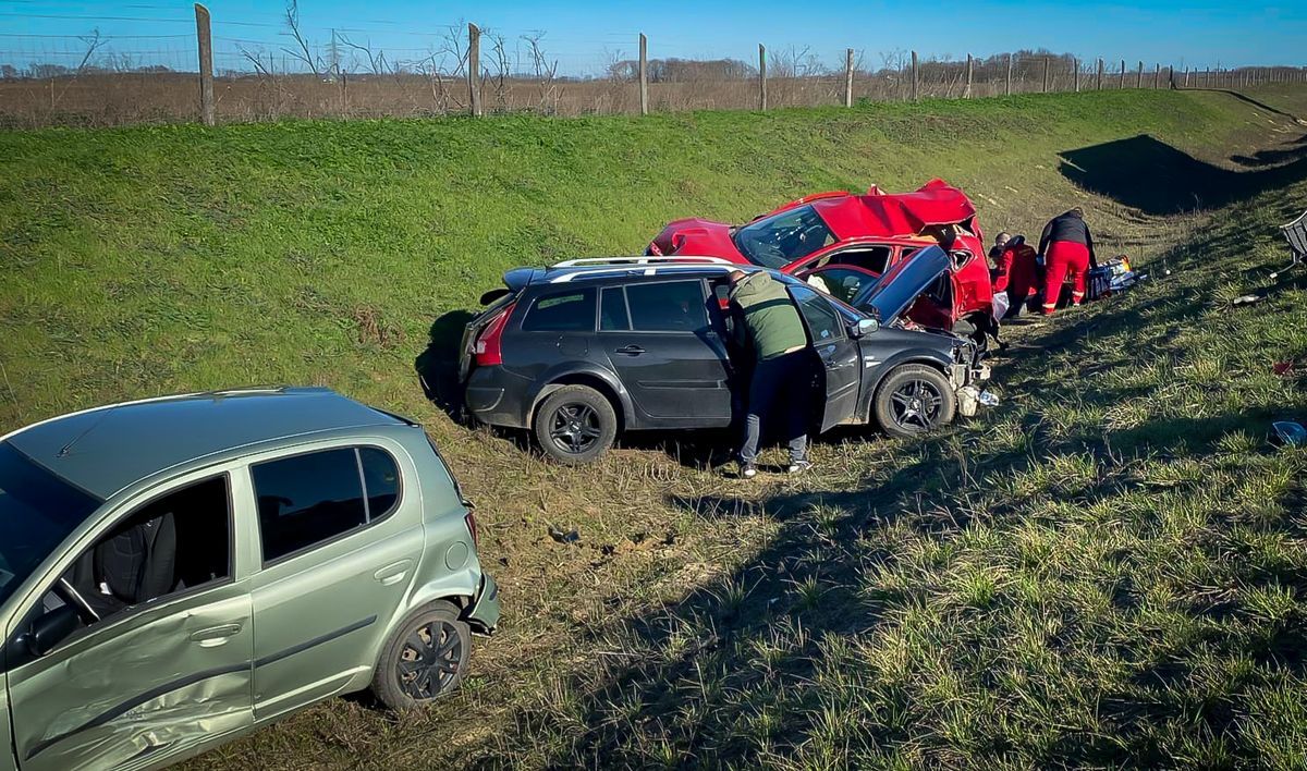 A baleset helyszínre több mentőegységet is riasztani kellett
Forrás: Hajdú-Bihar Vármegyei Katasztrófavédelmi Igazgatóság