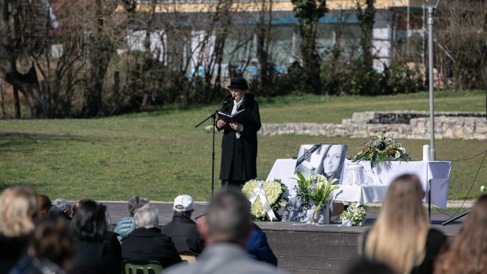 Több százan búcsúztak a tragikusan fiatalon elhunyt Vinkler Beától