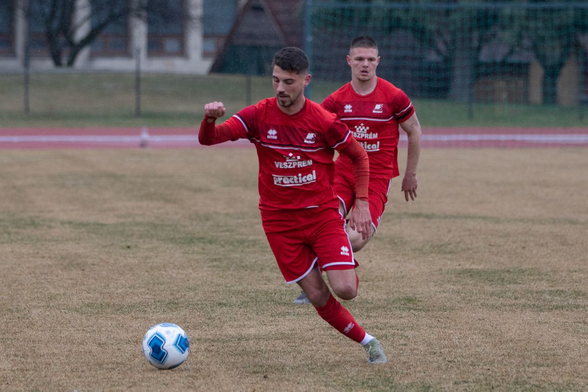 Az ETO Akadémia vendége lesz a veszprémi focicsapat az NB III 22. fordulójában. A meccs vasárnap délelőtt kezdődik.