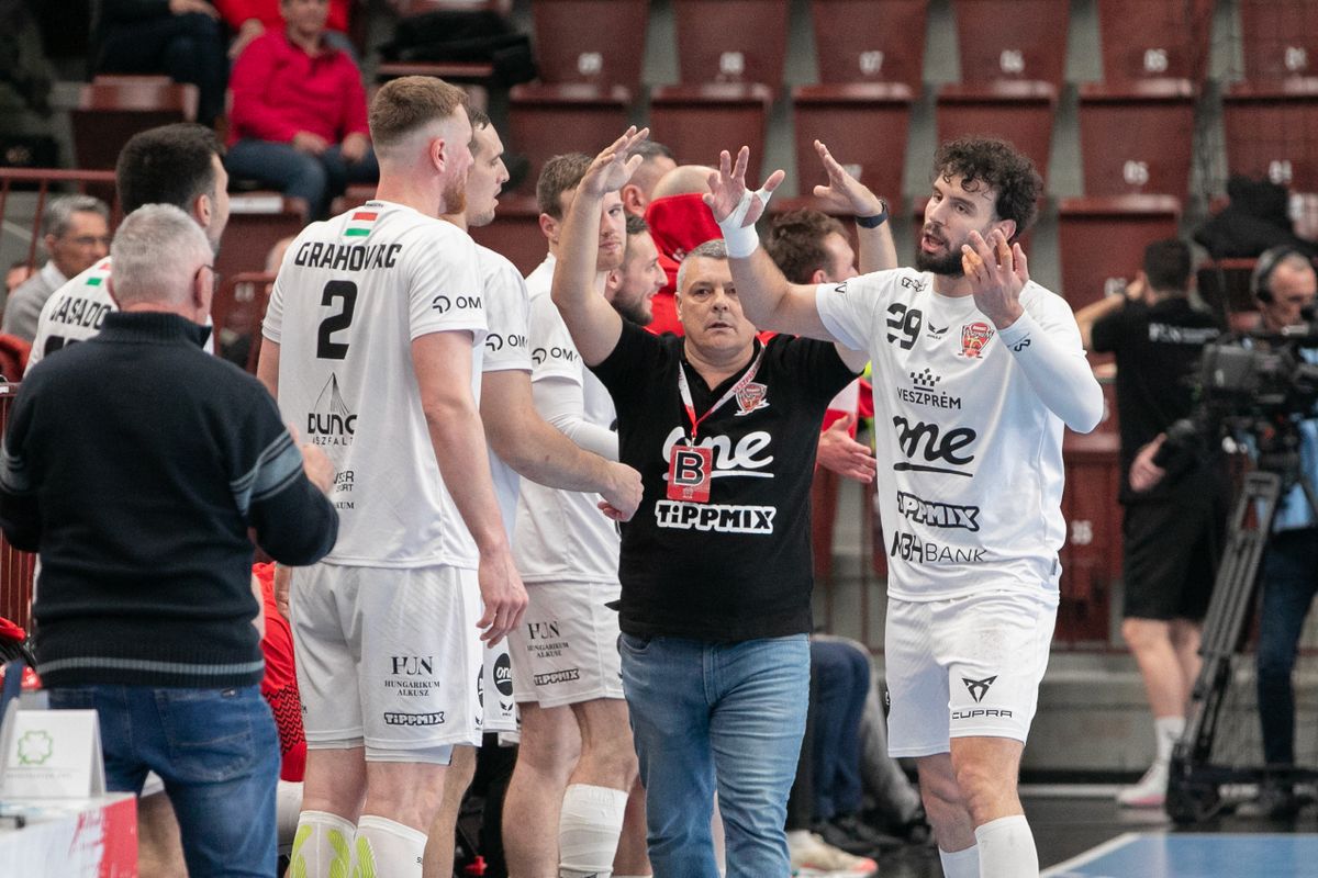 Gólzáporos meccset nyert meg a veszprémi kézilabdacsapat szombaton. A címvédő bakonyiak a Győr ellen arattak sikert a Veszprém Arénában.