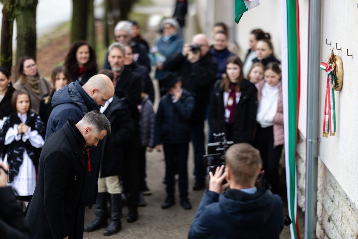 A megemlékezés koszorúzással zárult