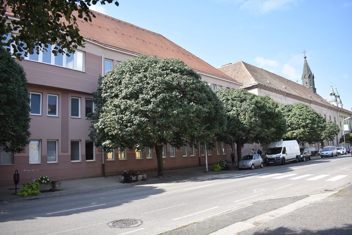 Látogatási tilalom - Enyhítések a pápai kórházban