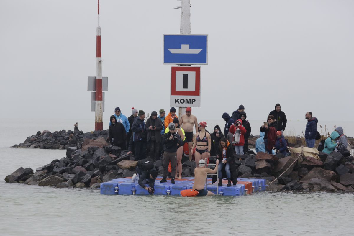 Ha Balaton-átúszás télen, akkor a hideg vizes úszás nem csupán fizikai, hanem mentális próbatétel is