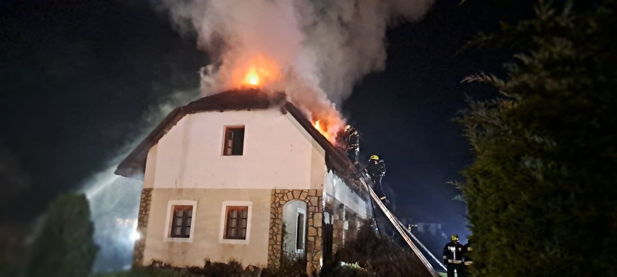 Tűzeset Balatonfüreden, egy nyaraló tetőszerkezete égett