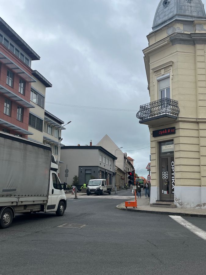 A tapolcai Kossuth utcában megkezdődött a közlekedési csomópont átalakítása. Az utca keskenyebb lesz a jövőben, viszont a járdát szélesítik. Fotó: Tóth B. Zsuzsa