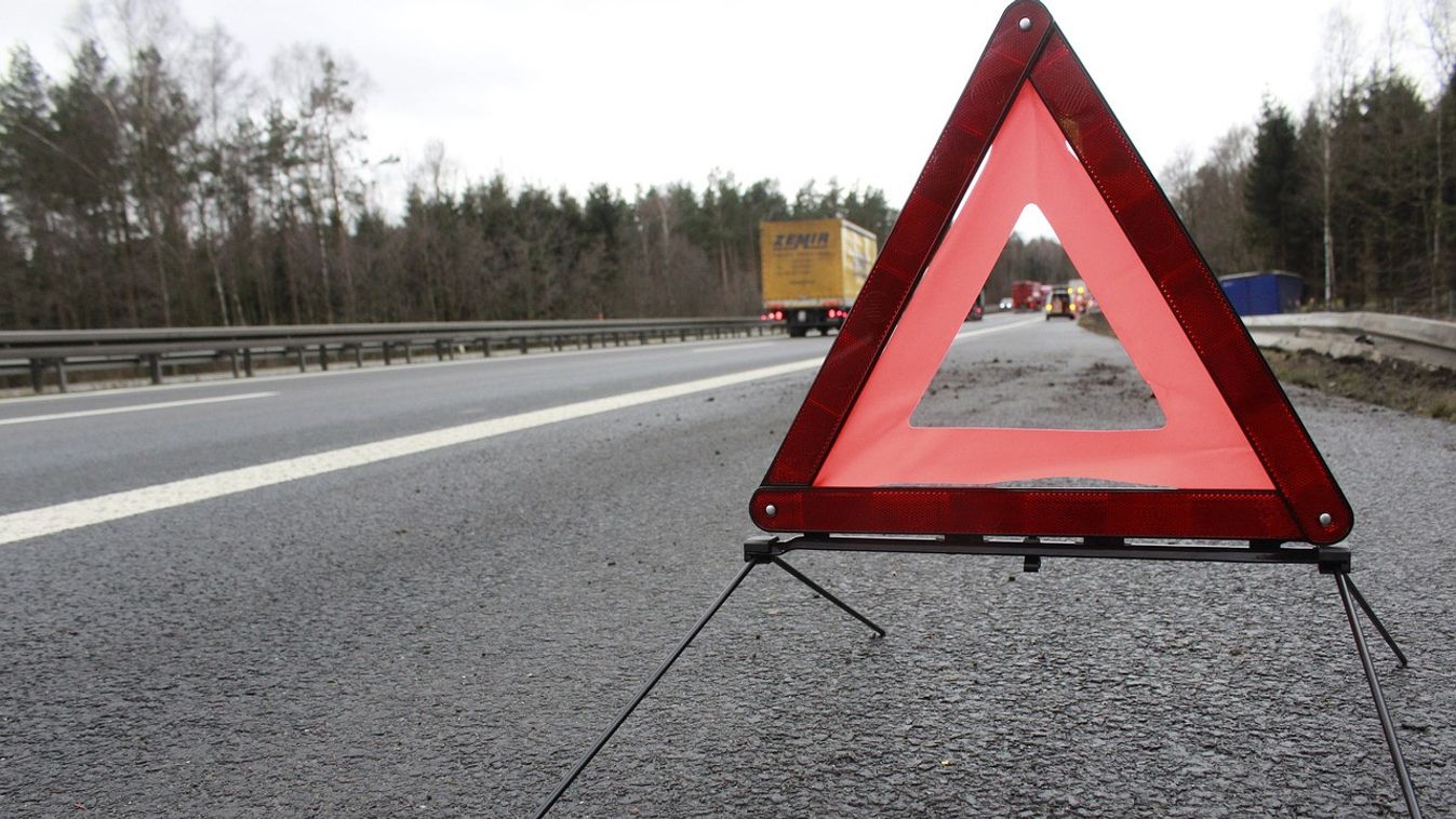 Összeütközött három autó a 83-as főúton