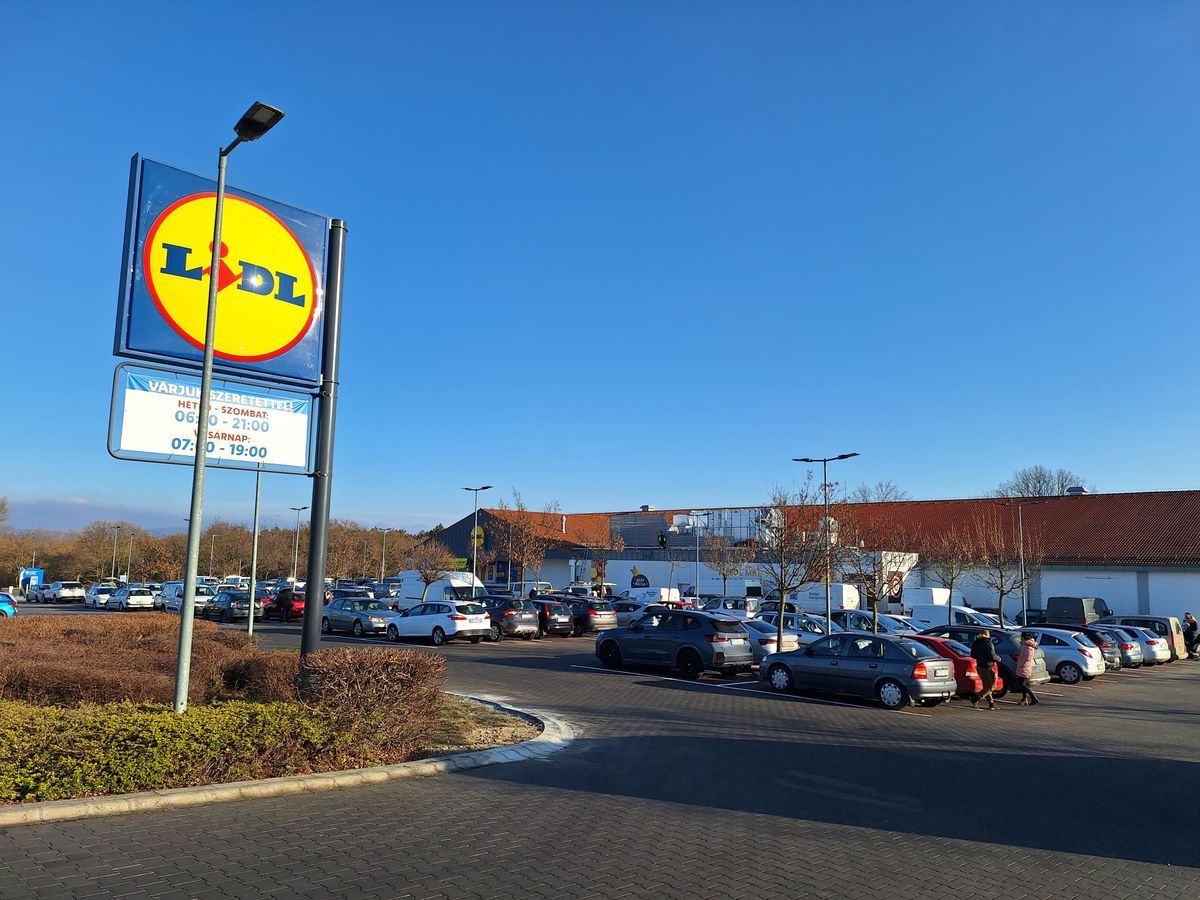 Megrohamozták a boltokat csütörtökön