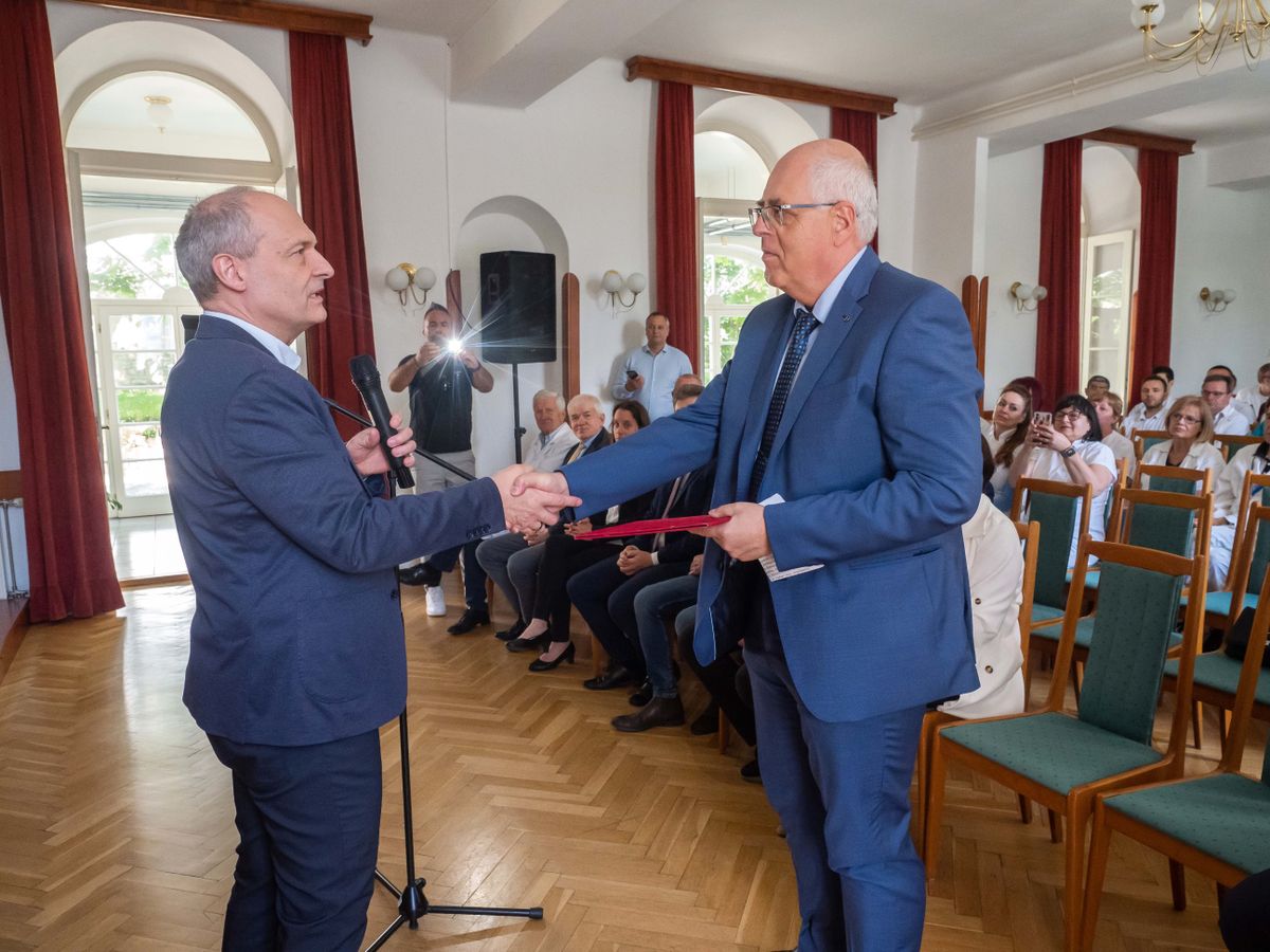 Május elsejétől Simon Attila a Balatonfüredi Állami Szívkórház főigazgatója. A kinevezést Andréka Péter, a Gottsegen György Országos Kardiovaszkuláris Intézet főigazgató főorvosa adta át