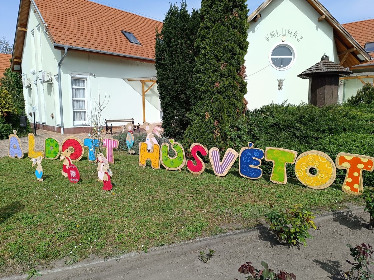 Húsvéti dekorációk Csóton, kilenc helyszínen
