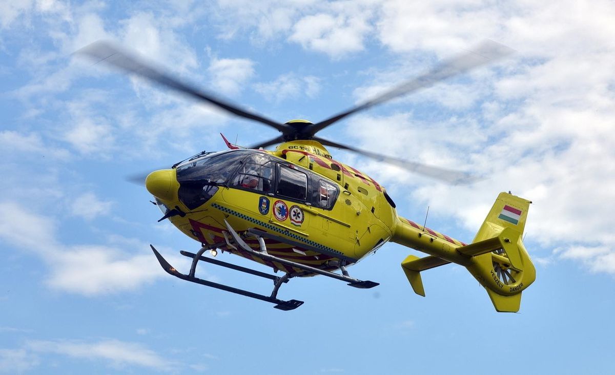 Baleset Zirc központjában a 82-es főúton, nagyszombaton. Mentőhelikopter érkezett a helyszínre.