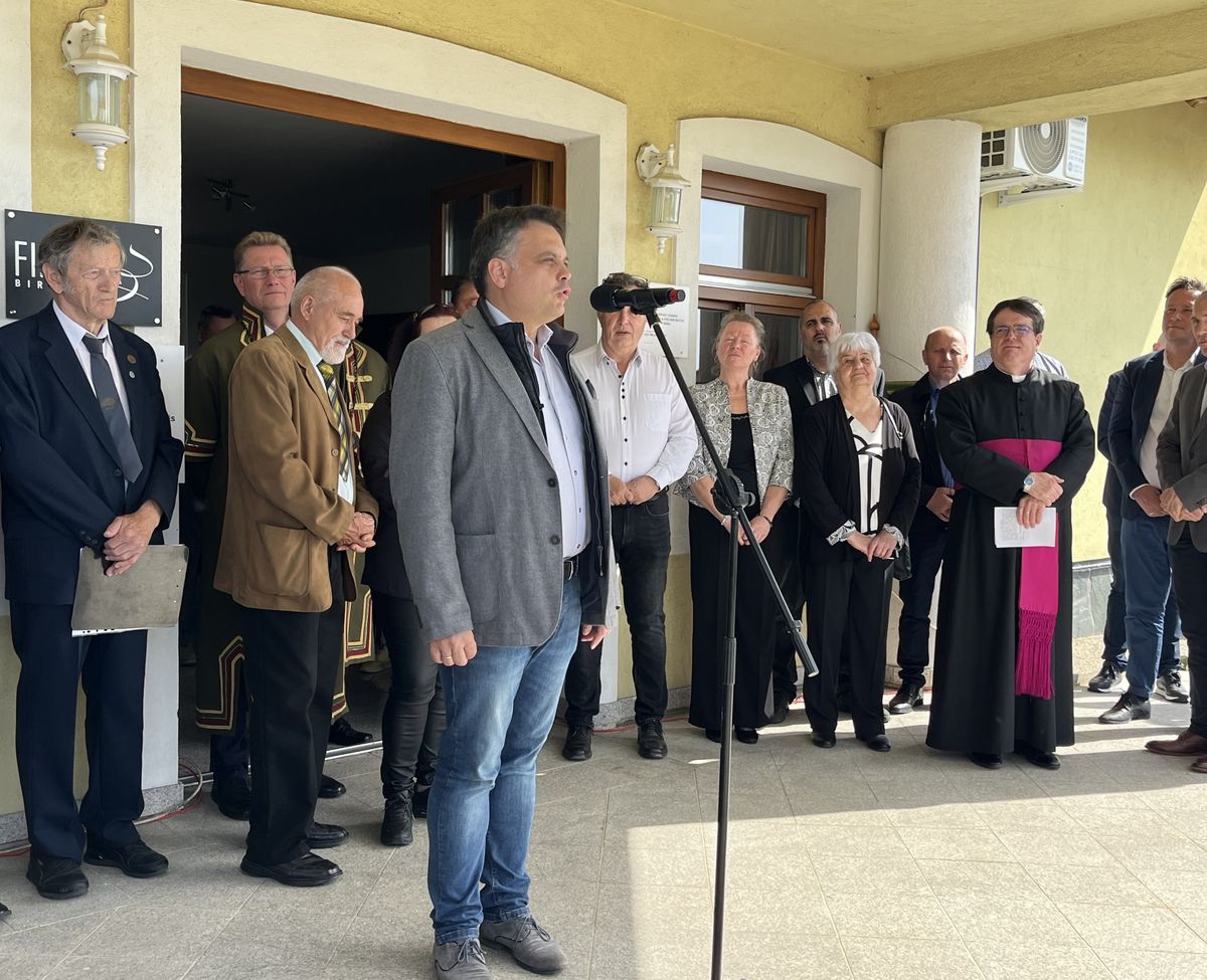Latorcai Csaba parlamenti államtitkár szerint az áttörés évében is számtalan pályázati és egyéb támogatási lehetőség nyílik a szőlészek, borászok számára, hogy a bor eztán is erősítse a vidéket