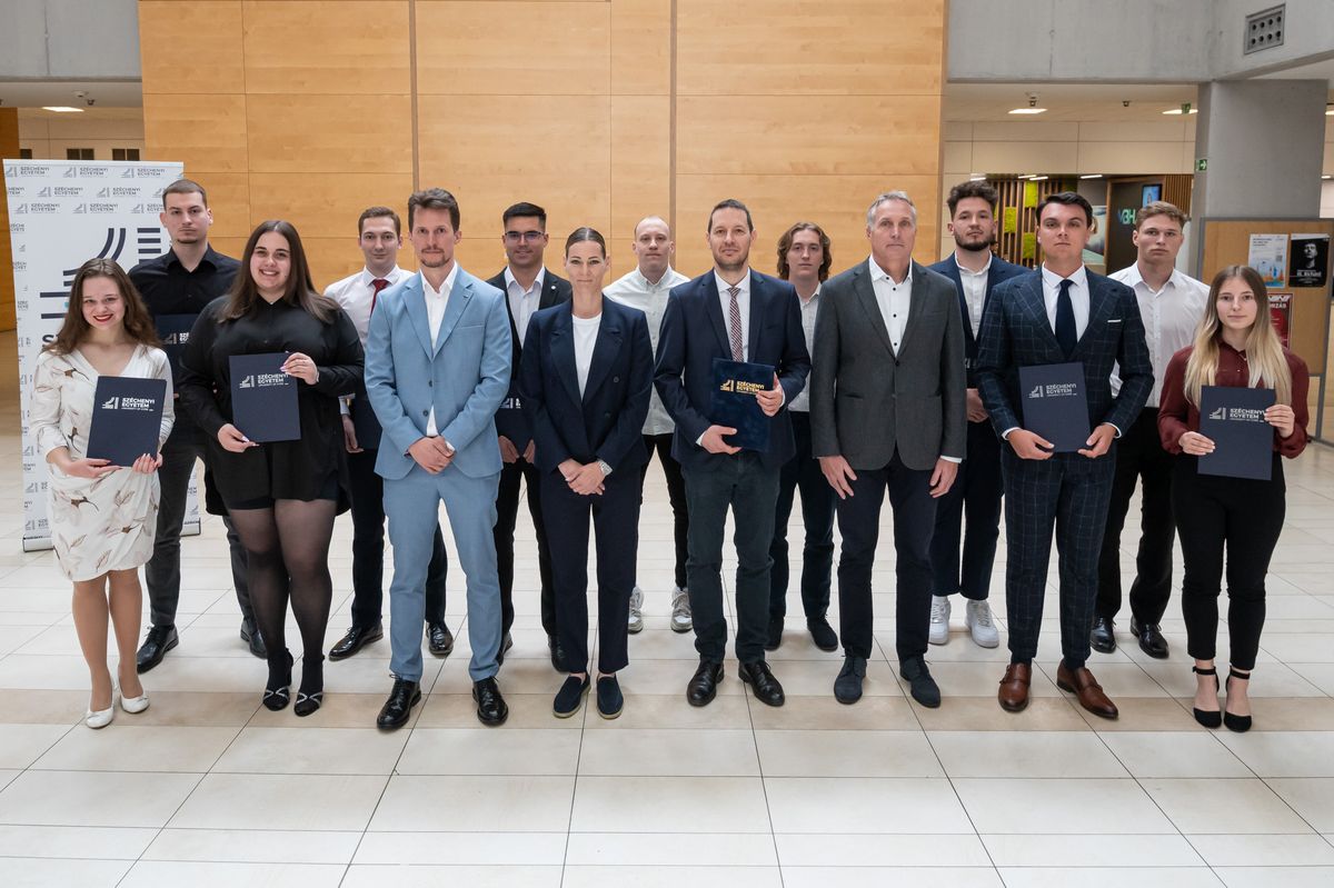 A Széchenyi István Egyetem Élsportolói ösztöndíját vehette a nemesvámosi Takács Regő is (a felvételen a hátsó sor jobb szélén), az átadáson Görbicz Anita is részt vett