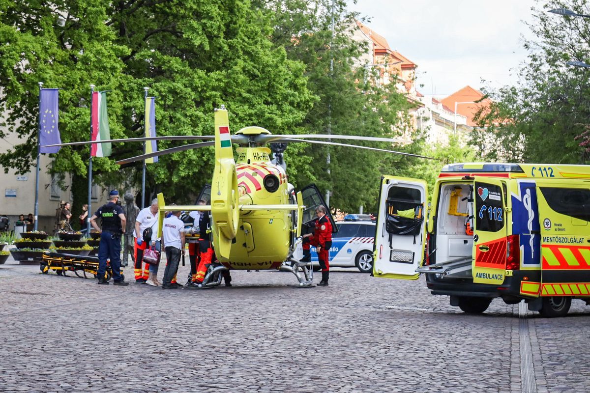 Mentőhelikopter Szolnokon a Kossuth téren – a rolleres baleset sérültjét innen szállították kórházba életveszélyes sérülésekkel Fotó: Nagy Balázs