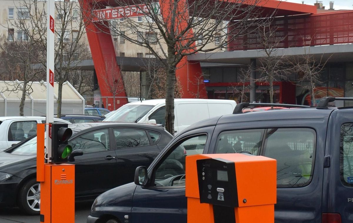 Zaklató férfi fenyegette az édesanyát a parkolóban