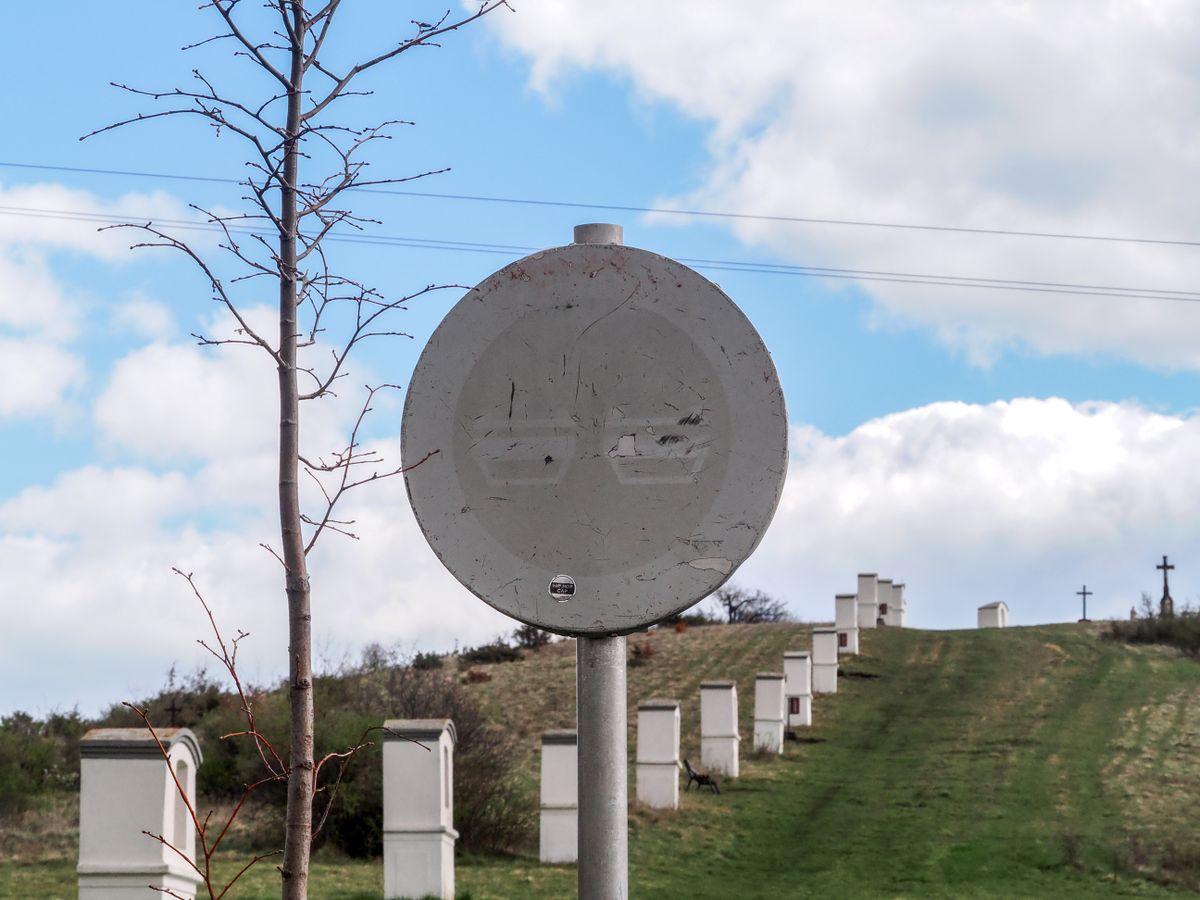 Vicces képek, egy újabb tábla. Adjon neki címet! Mi arra gondoltunk, hogy ahol már betonút sincs, ott ne előzz, pláne ne, ha felborulva, fejjel lefelé röpülsz le a kálváriáról.