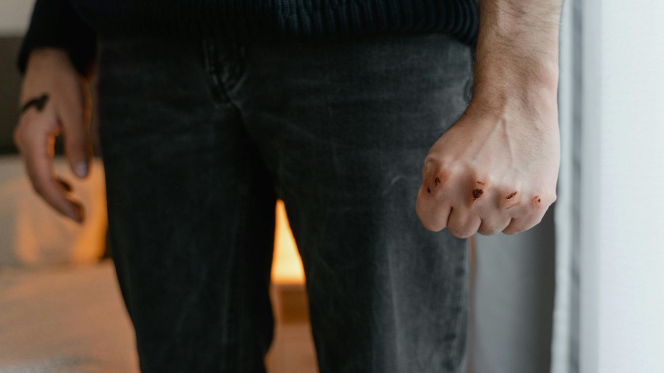 Fojtogatta és rendszeresen terrorizálta feleségét az erőszakos férj Alsóörsön
