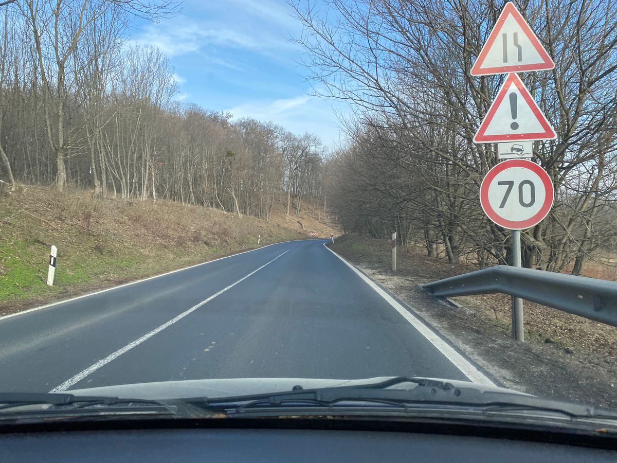 A halálutak listáján rajta van a 82-es főút bakonyi szakasza. Milyen jó lenne, ha változna a helyzet és ezen a veszélyes részen mindenki figyelmesebben, a szabályokat betartva közlekedne!