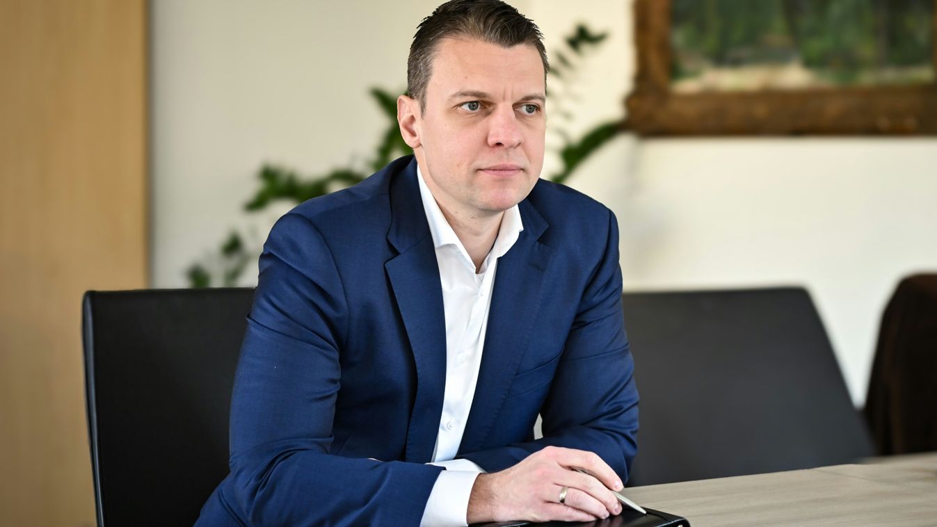 Menczer Tamás: ha egy bábkormány irányítaná Magyarországot, Brüsszelnek négy elvárása azonnal lenne