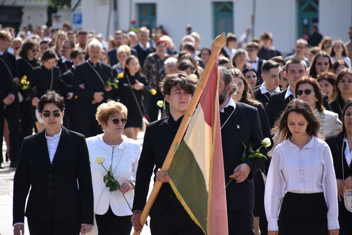 Ballagás miatt lezárják a főbb utakat Pápán