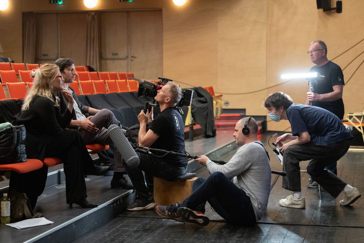 A veszprémi Hangvillában zajlott Buvári Tamás rendező új játékfilmjének, a Föld és vas című alkotásnak utolsó forgatási napja pénteken