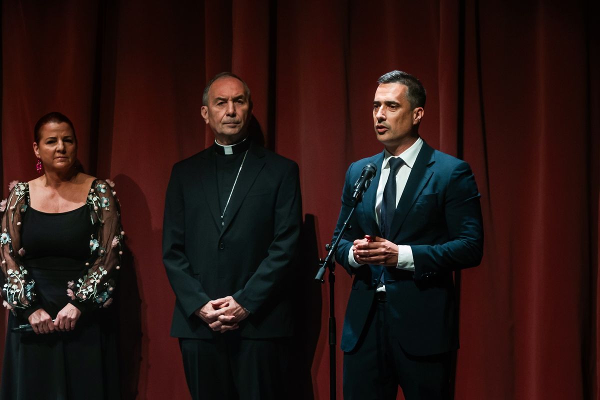 A Veszprémi Petőfi Színház telt háza bemutatóján Ovádi Péter országgyűlési képviselő is részt vet