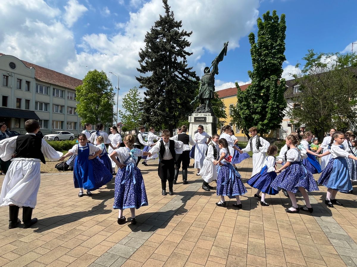 A Batsányi Táncegyüttes gyermekcsoportja Zöldágjárást mutatott be a Tojásparkban. A Zöldágjárás hagyományát nem engedi veszni a táncegyüttes. Fotó: Tóth B. Zsuzsa
