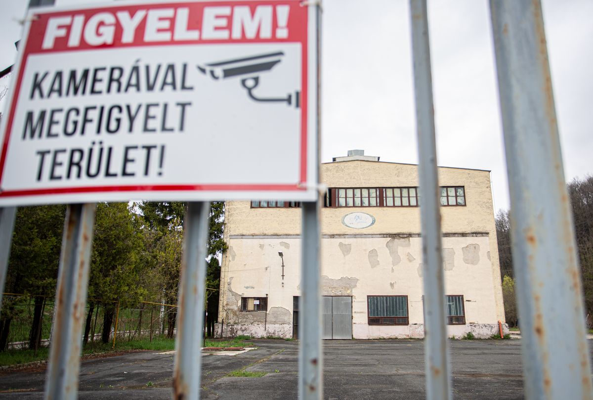 Ajkai kriptongyár főépülete a bejárattól nézve Fotó: Fülöp Ildikó / Napló