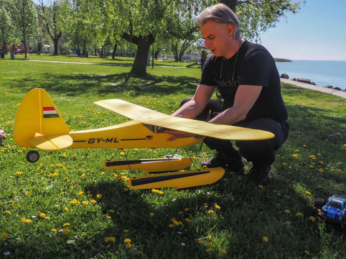 Győző a hidroplán modelljét a Balatonon szokta reptetni